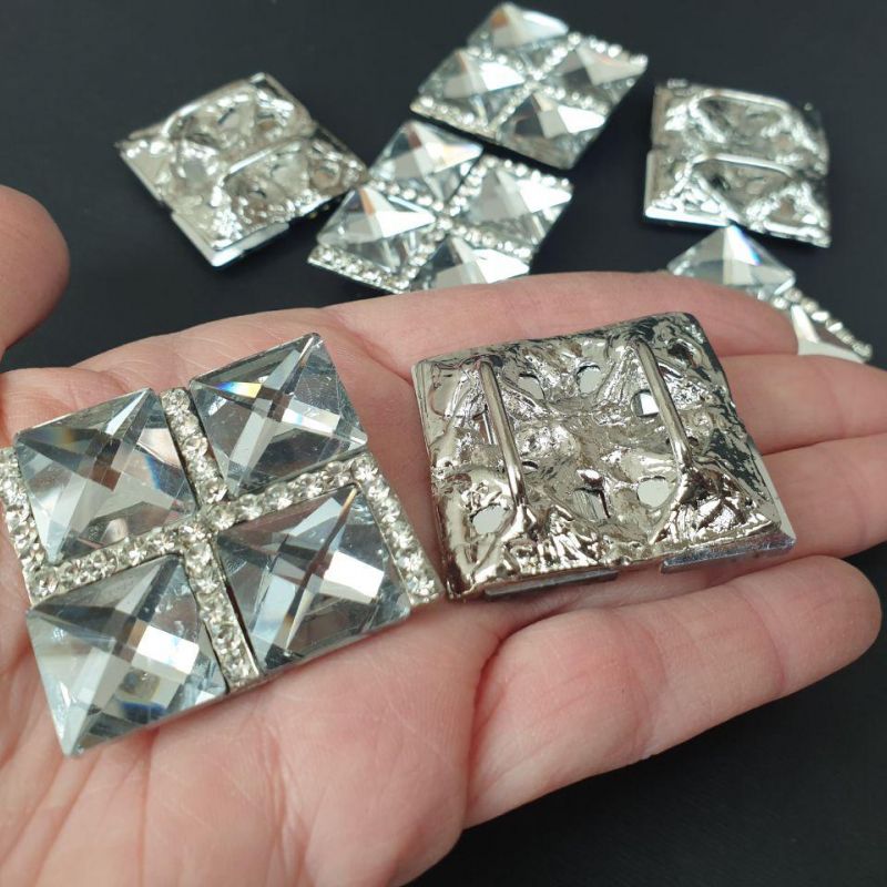 Металевий декор, пряжка, брошка.