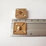 Кнопка пришивна квадратна 2х2см Золото