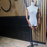 Манекен декоративний жіночий з дерев'яними руками на шарнірах