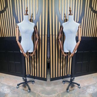 Манекен декоративний жіночий з дерев'яними руками на шарнірах