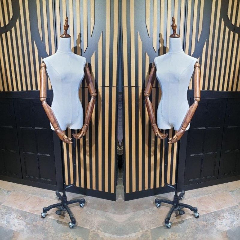 Манекен декоративний жіночий з дерев'яними руками на шарнірах