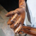 Манекен декоративний жіночий з дерев'яними руками на шарнірах