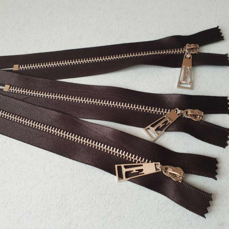 Блискавка металева атласна №3 15 см Чорний - Срібло Блискавка металева атласна №3 15 см Чорний - Срібло