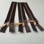 Блискавка металева атласна №3 15 см Чорний-Золото Блискавка металева атласна №3 15 см Чорний-Золото