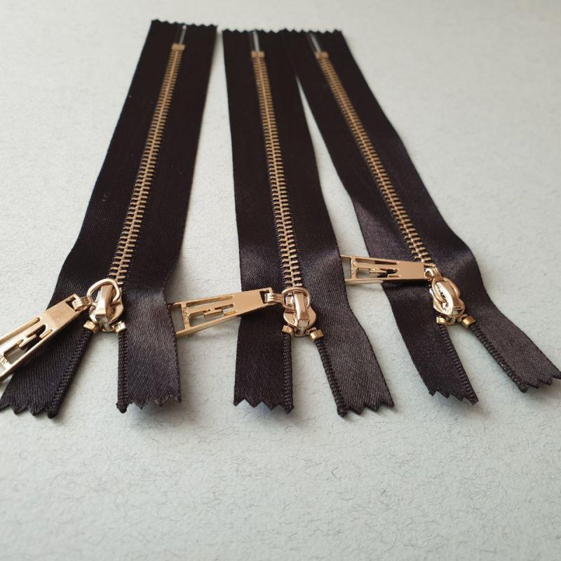 Блискавка металева атласна №3 15 см Чорний-Золото Блискавка металева атласна №3 15 см Чорний-Золото