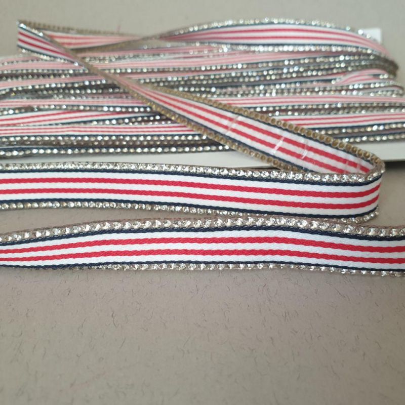 Отделочная термотесьма со стразами шир. 1.5см Отделочная термотесьма со стразами шир. 1.5см